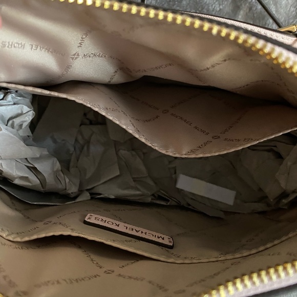 Jet Set Travel Medium Logo Dome Crossbody Bag - Picture 3 of 4